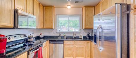 Kylskåp, mikrovågsugn, ugn och spishäll