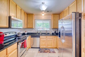 Fridge, microwave, oven, stovetop - Near Beaumont/Royal Oak/Birmingham 3/2 Sleeps 8, Pets OK, Hrdwd Flrs, Fireplace (Royal Oak)