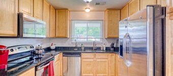 Near Beaumont/Royal Oak/Birmingham 3/2 Sleeps 8, Pets OK, Hrdwd Flrs, Fireplace