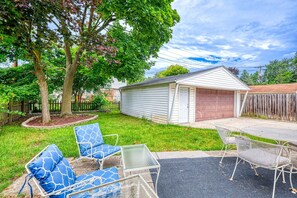 Outdoor dining - Near Beaumont/Royal Oak/Birmingham 3/2 Sleeps 8, Pets OK, Hrdwd Flrs, Fireplace (Royal Oak)