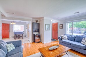 Smart TV, fireplace - Near Beaumont/Royal Oak/Birmingham 3/2 Sleeps 8, Pets OK, Hrdwd Flrs, Fireplace (Royal Oak)