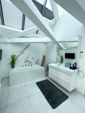 Dusche, Haartrockner, Bidet, Handtücher