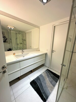 Bruser, hårtørrer, bidet, håndklæder