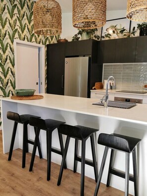 Réfrigérateur, four à micro-ondes, un four, surface de cuisson