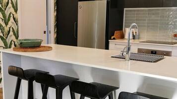 Refrigerador, microondas, horno, placa de cocina