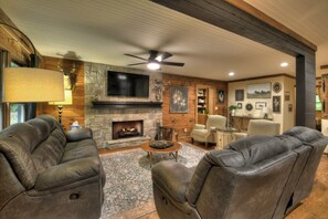 Smart TV, chimenea, reproductor de DVD y libros 