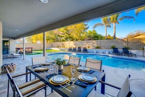 Outdoor dining - Heated Pool, Hot Tub, Mini-Golf, Gazebo with Bar & Grill (Scottsdale)
