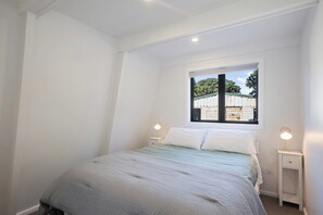 4 bedrooms, iron/ironing board, WiFi - Sunset Shores - Paraparaumu Beach Retreat (Paraparaumu)