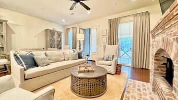 Télévision, cheminée