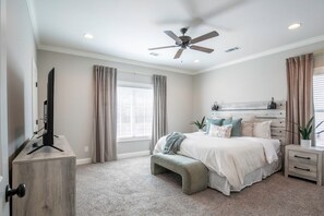 4 bedrooms, iron/ironing board, Internet, bed sheets