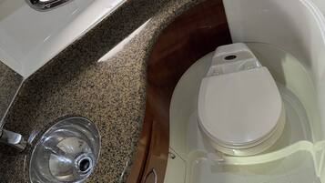 Een douche, milieuvriendelijke toiletartikelen, een haardroger