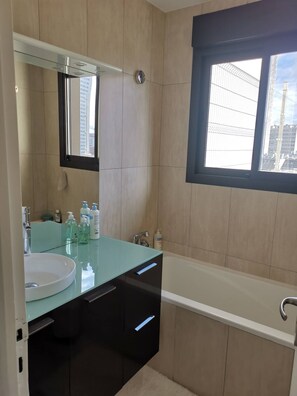 Sèche-cheveux, serviettes fournies, savon, shampoing