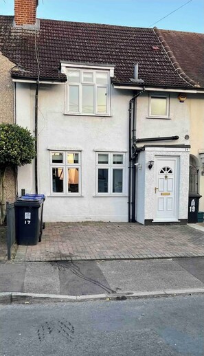 Exterior - 3 Bed, 2 Bath House with parking & Garden, Brooklands Weybridge SW London (Byfleet)