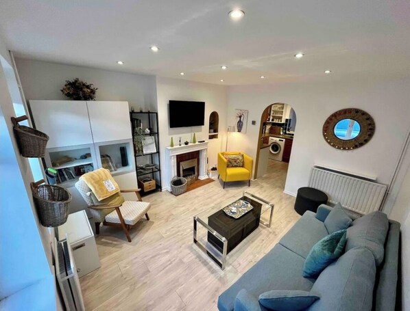 Living area - 3 Bed, 2 Bath House with parking & Garden, Brooklands Weybridge SW London (Byfleet)