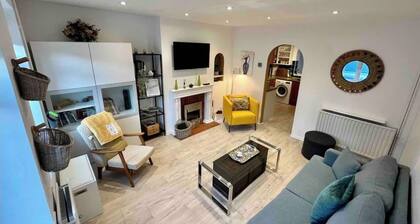 3 Bed, 2 Bath House with parking & Garden, Brooklands Weybridge SW London