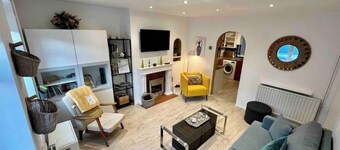 3 Bed, 2 Bath House with parking & Garden, Brooklands Weybridge SW London