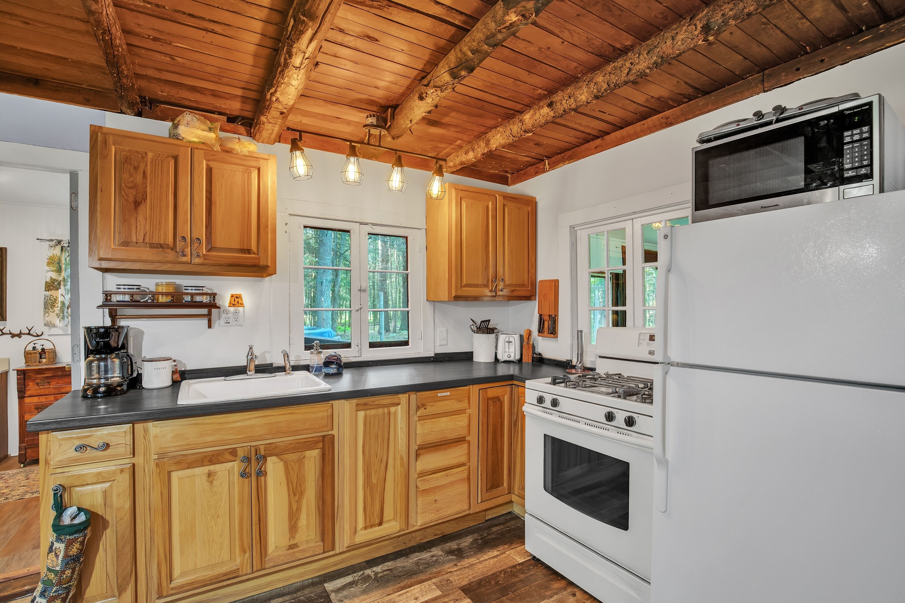 Fridge, microwave, oven, coffee/tea maker