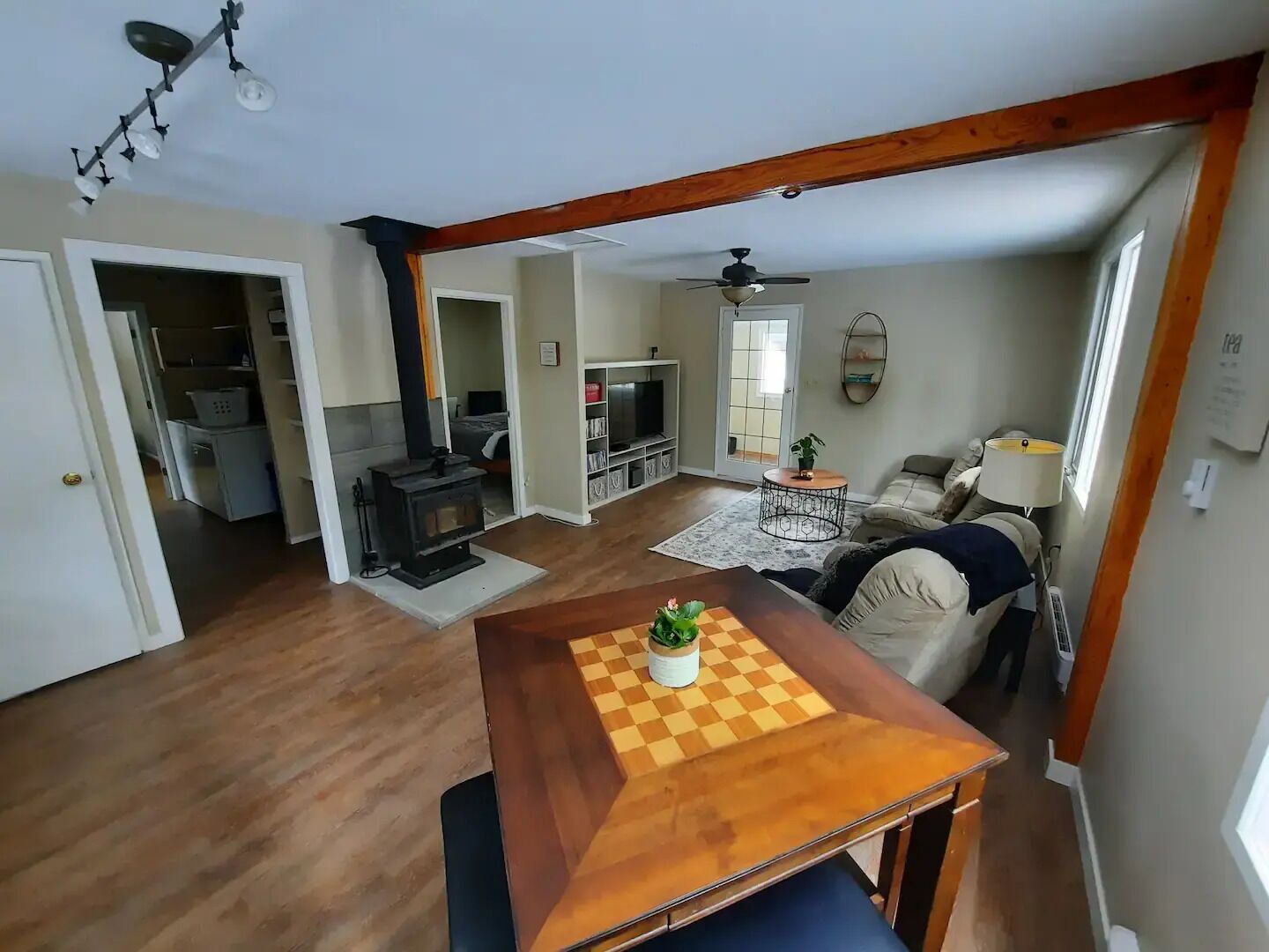 TV connectée, cheminée, lecteur de DVD, livres