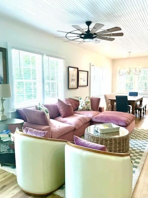 TV, books - 2 Primary Kings! Screened Porch! EV Charger! (Bay Saint Louis)