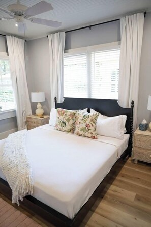 4 bedrooms, iron/ironing board, travel crib, free WiFi - 2 Primary Kings! Screened Porch! EV Charger! (Bay Saint Louis)