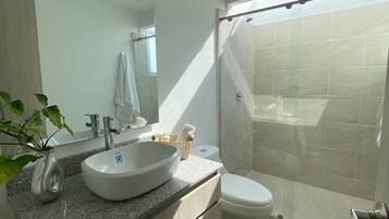 Rumah Standar, pemandangan kebun | Kamar mandi | Shower, handuk, sabun, dan tisu toilet