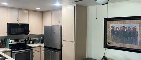 Refrigerador, microondas, horno, placa de cocina