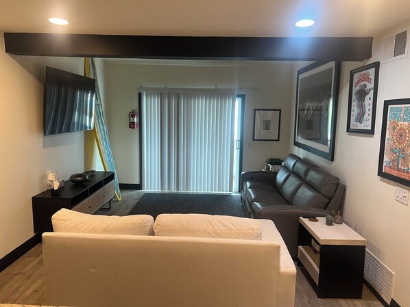 Smart TV, books - Charming 2-bedroom condo in marvelous Ventura California. (Ventura)