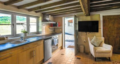 A relaxing escape for couples in a cosy old cottage with gorgeous rural views.