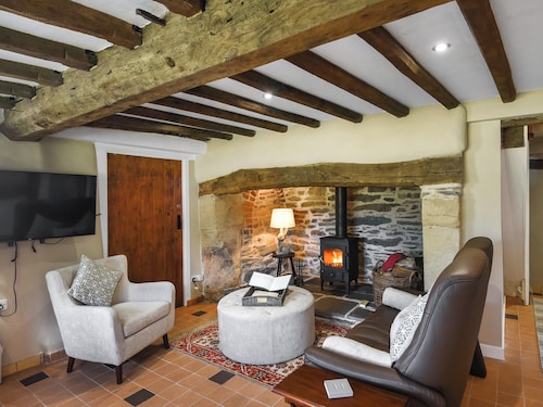 A relaxing escape for couples in a cosy old cottage with gorgeous rural views.