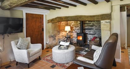 A relaxing escape for couples in a cosy old cottage with gorgeous rural views.