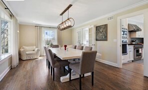 Dining - Spacious 5-Bedroom, 4.5 Bath Beach House in Enchanting Village of Southampton (Southampton)