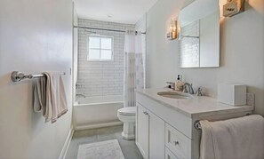 Hair dryer, towels, soap, shampoo - Spacious 5-Bedroom, 4.5 Bath Beach House in Enchanting Village of Southampton (Southampton)