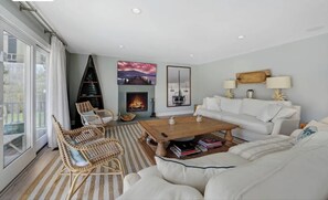Smart TV, table football, ping pong, books - Spacious 5-Bedroom, 4.5 Bath Beach House in Enchanting Village of Southampton (Southampton)