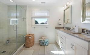 Hair dryer, towels, soap, shampoo - Spacious 5-Bedroom, 4.5 Bath Beach House in Enchanting Village of Southampton (Southampton)