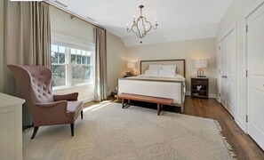 5 quartos, escrivaninha, ferros/tábuas de passar roupa