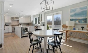 Dining - Spacious 5-Bedroom, 4.5 Bath Beach House in Enchanting Village of Southampton (Southampton)