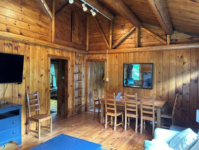 Cozy 2-bedroom cabin near Mount Snow 3 min drive