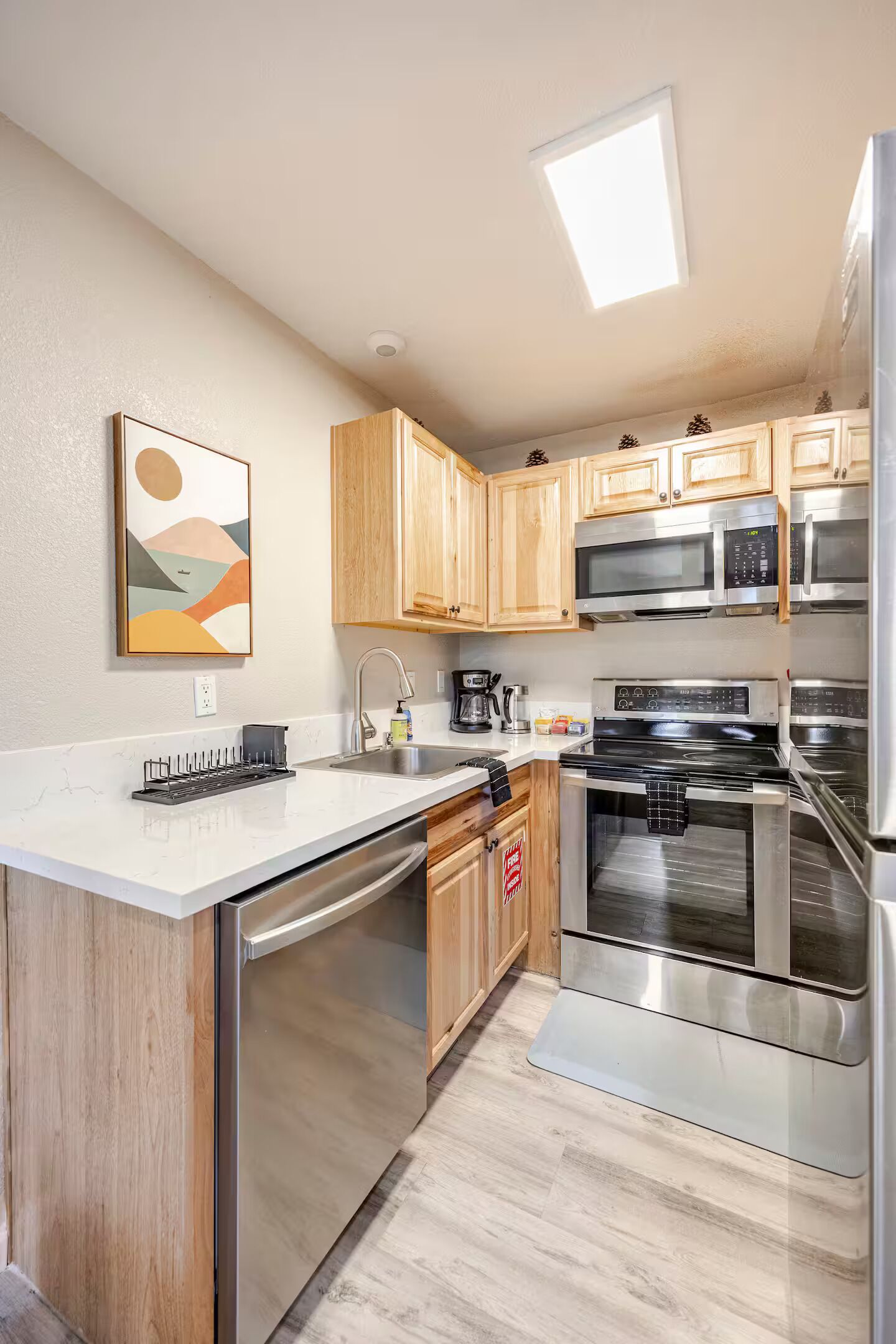 冷蔵庫、電子レンジ、オーブン、コンロ