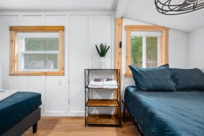 2 bedrooms, free WiFi, bed sheets - Arbutus Lake-Pine Forest-Pontoon Rentals (Traverse City)