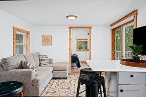 Smart TV - Arbutus Lake-Pine Forest-Pontoon Rentals (Traverse City)