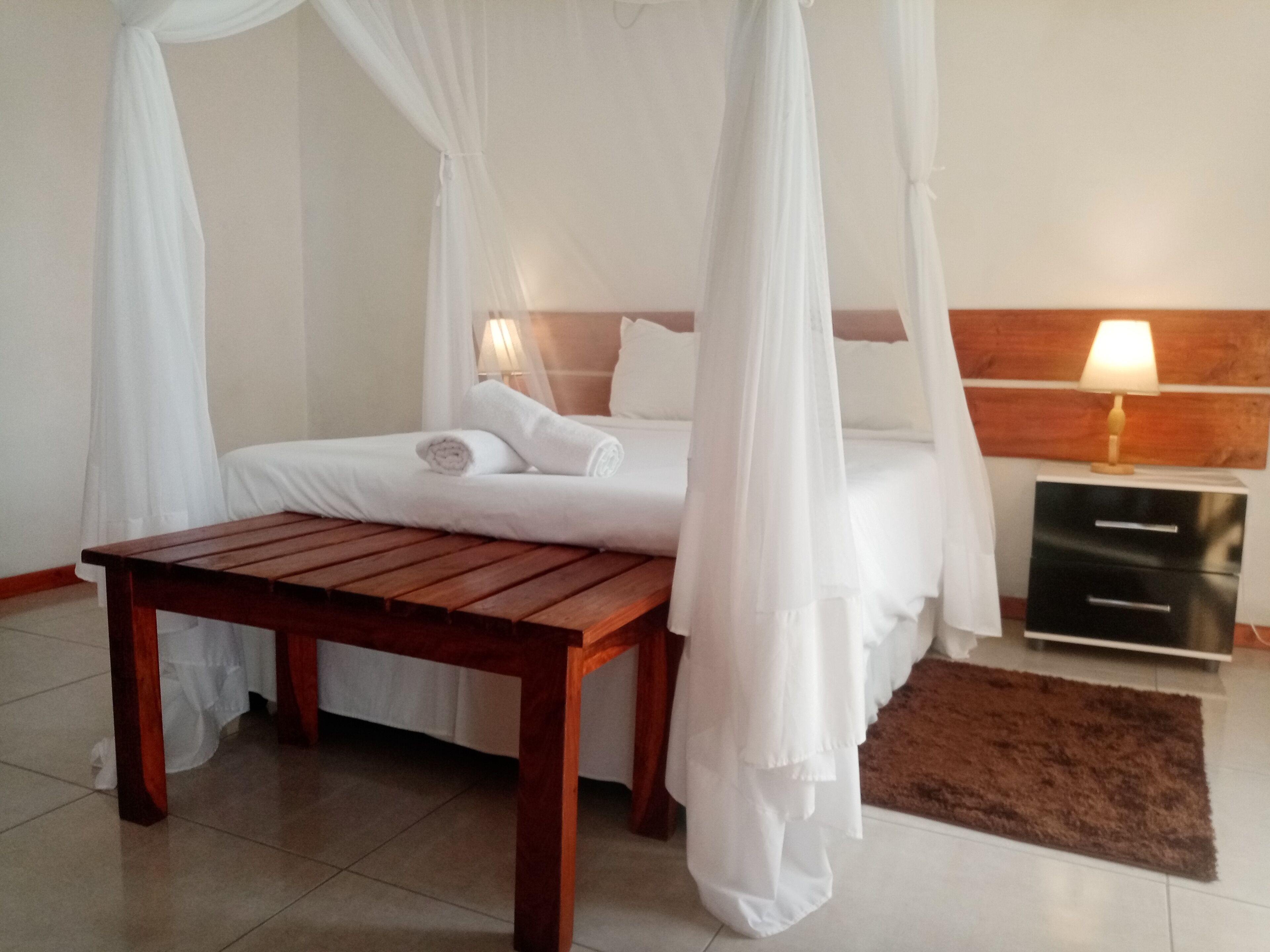 5 bedrooms, iron/ironing board, WiFi, bed sheets