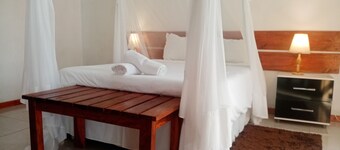 5-bedroom bed & breakfast in welcoming Maputo with AC, WiFi