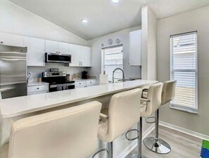 Private kitchen - Stylish 3-bedroom house with pool in lovely Davenport with AC, WiFi (Davenport)
