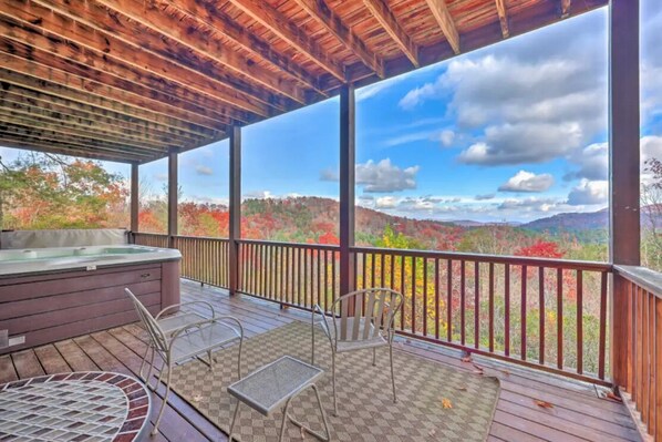 Outdoor spa tub - Amazing View- Cozy 2/2 Cabin +Hot Tub +Long Range Mtn Views! (Morganton)