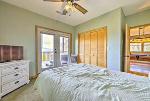 2 bedrooms, iron/ironing board, WiFi, bed sheets - Amazing View- Cozy 2/2 Cabin +Hot Tub +Long Range Mtn Views! (Morganton)