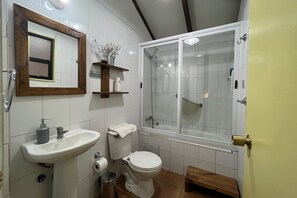 Cabaña junior, vistas a la piscina | Baño | Ducha, secador de pelo, toallas y jabón