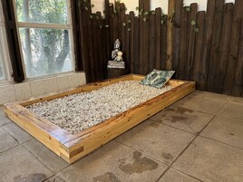 Spa-Außenbereich, Sauna, Whirlpool, Warmsteinmassagen