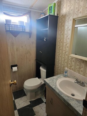 Regadera, secadora de cabello, toallas, jabón 