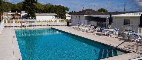 Lämmitetty uima-allas