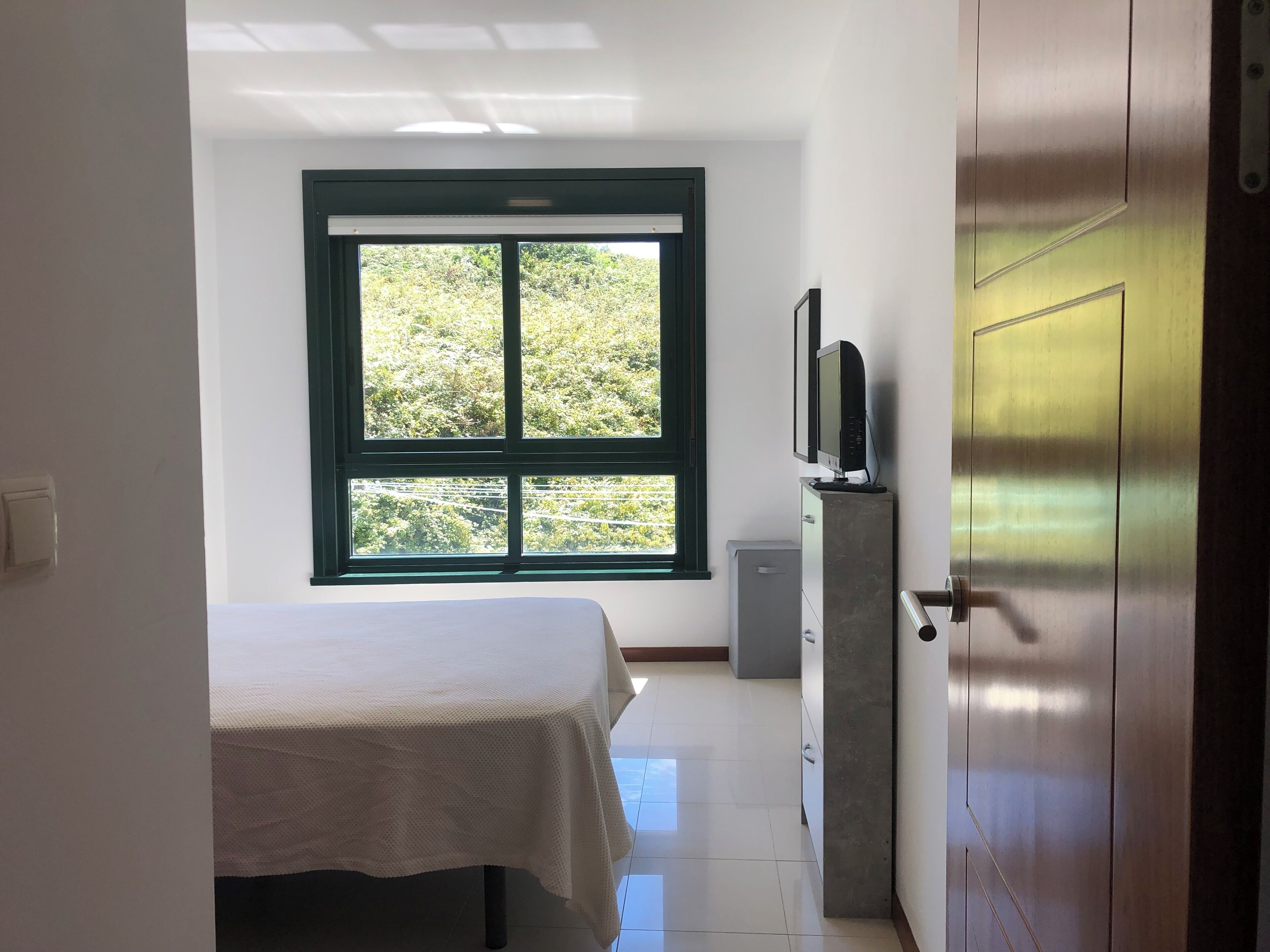 2 slaapkamers, een bureau, een strijkplank/strijkijzer, reisbedje